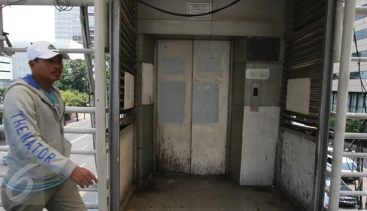 Kondisi lift khusus lansia dan ibu hamil yang rusak di JPO Sarinah, Jakarta, Kamis (2/3). Kurangnya perhatian pihak terkait menyebabkan lift tersebut menjadi terbengkalai serta tidak berguna. (Liputan6.com/Immanuel Antonius)