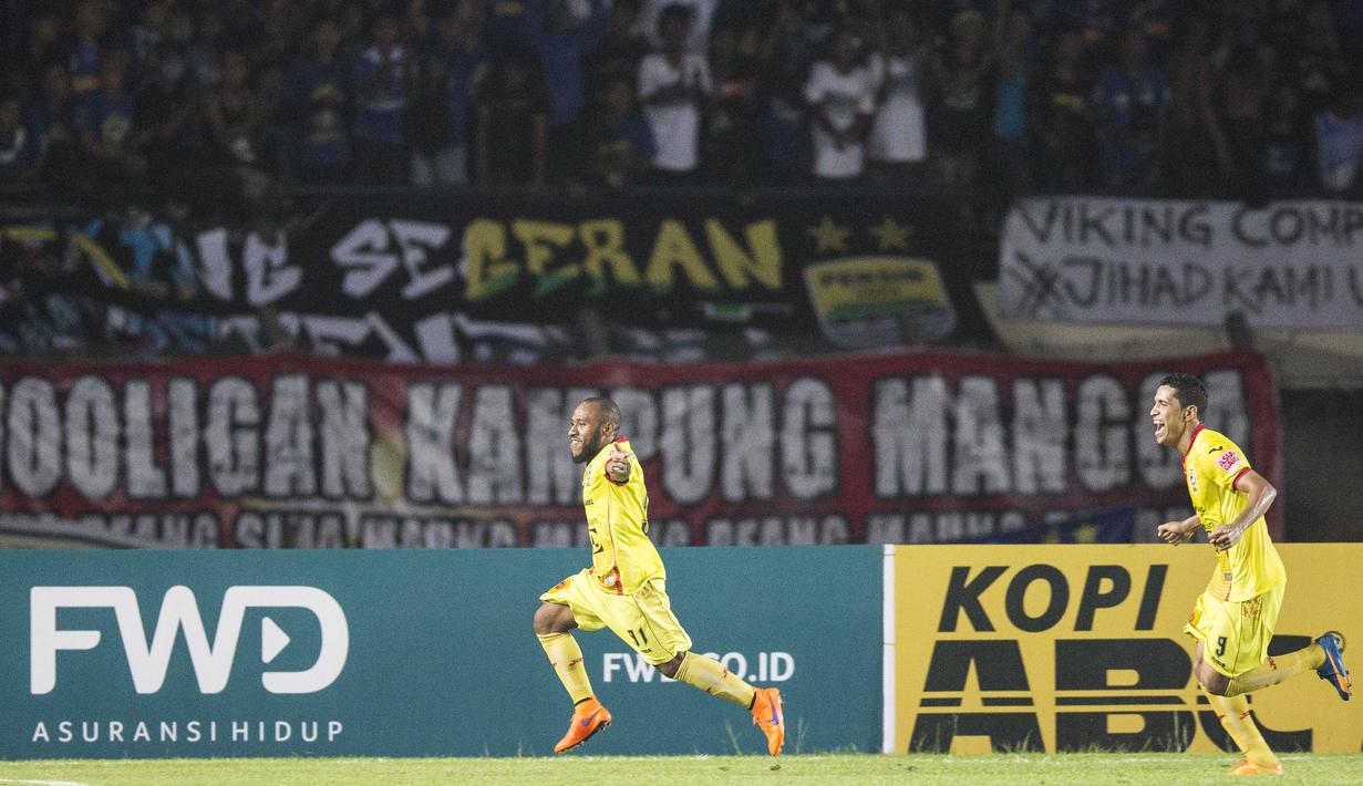 Penyerang Sriwijaya FC, Yohanis Nabar, merayakan gol yang dicetaknya ke gawang PS TNI pada laga Piala Bhayangkara di Stadion Si Jalak Harupat, Bandung, Minggu (20/3/2016). Sriwijaya FC berhasil menang 2-1 atas PS TNI. (Bola.com/Vitalis Yogi Trisna)