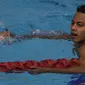 Perenang Indonesia, Siman Sudartawa, meraih emas nomor 50 meter gaya punggung pada SEA Games di National Aquatic, Kuala Lumpur, Senin (21/8/2017). Siman memecahkan rekor SEA Games dengan waktu 25,20 detik. (Bola.com/Vitalis Yogi Trisna)