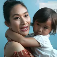 Sejak lama artis Happy Salma ingin tinggal jauh dari hinggar bingar kota besar setelah memiliki anak. Ingin dekat dengan alam. Itulah keinginan artis senior kelahiran Sukabumi Jawa Barat itu. (Nurwahyunan/Bintang.com)