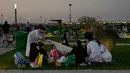 Masjid ini memiliki halaman pekarangan yang sangat luas. Tampak dalam foto, sebuah keluarga Muslim bersiap untuk berbuka puasa selama bulan suci Ramadan di Masjid Agung Sharjah, dekat Dubai, Uni Emirat Arab, Jumat 27 Februari 2026. (AP Photo/Altaf Qadri)