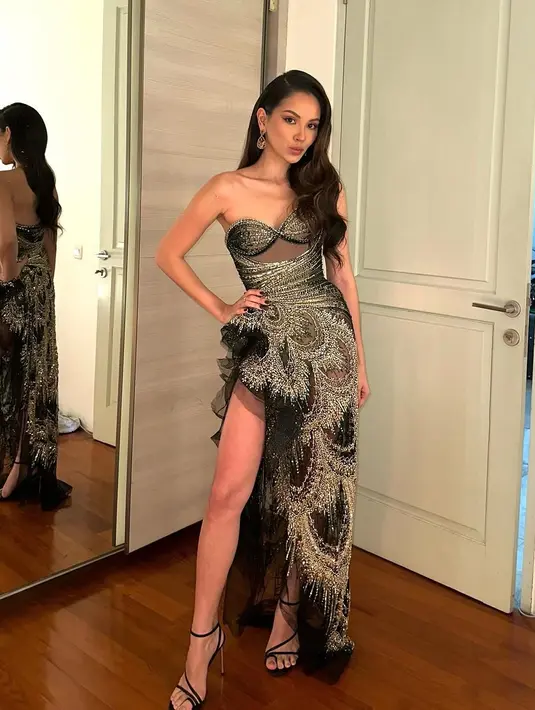 Sementara Alyssa memakai gaun tersebut di acara High-End Brands Shopee baru-baru ini. Alyssa mengenakan gaun tersebut tanpa jubah seperti yang dikenakan Cinta. Ia kemudian memadukan gaunnya dengan ankle-strap heels warna hitam. [@hairdoby_ell/@claurakiehl]