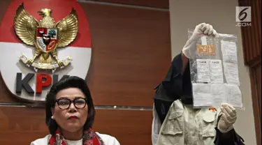 Penyidik KPK menunjukkan struk ATM barang bukti Operasi Tangkap Tangan (OTT) di Gedung KPK, Jakarta, Senin (12/2). KPK menetapkan Bupati Ngada Marianus Sae dan Dirut PT Sinar 99 Permai Wilhelmus Iwan Ulumbu jadi tersangka. (Liputan6.com/Herman Zakharia)