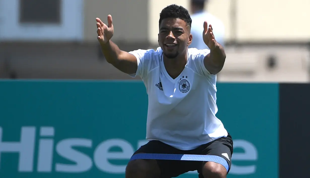 Pemain Jerman, Benjamin Henrichs adalah pemain incaran banyak klub Inggris, posisi idelanya adalah bek kanan namun Benjamin juga bisa bermain pada kedua sisi. Ia bisa menjadi alternatif lain untuk Klopp di Liverpool. (AFP/Patrik Stollarz)