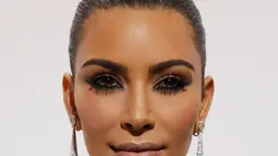 Kim Kardashian mencuri perhatian saat pesta Grisogono Cannes disela-sela Festival Film Cannes 2016 di Prancis, Selasa (17/5). Kim Kardashian mengenakan anting berlian rancangan Fawaz Gruosi bernilai hingga sekitar Rp 479 M. (Jean Christophe MAGNENET/AFP)