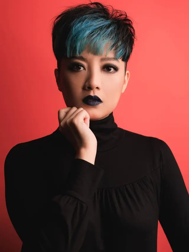 6 Potret Terbaru Leony  dengan Rambut Biru, Curi Perhatian