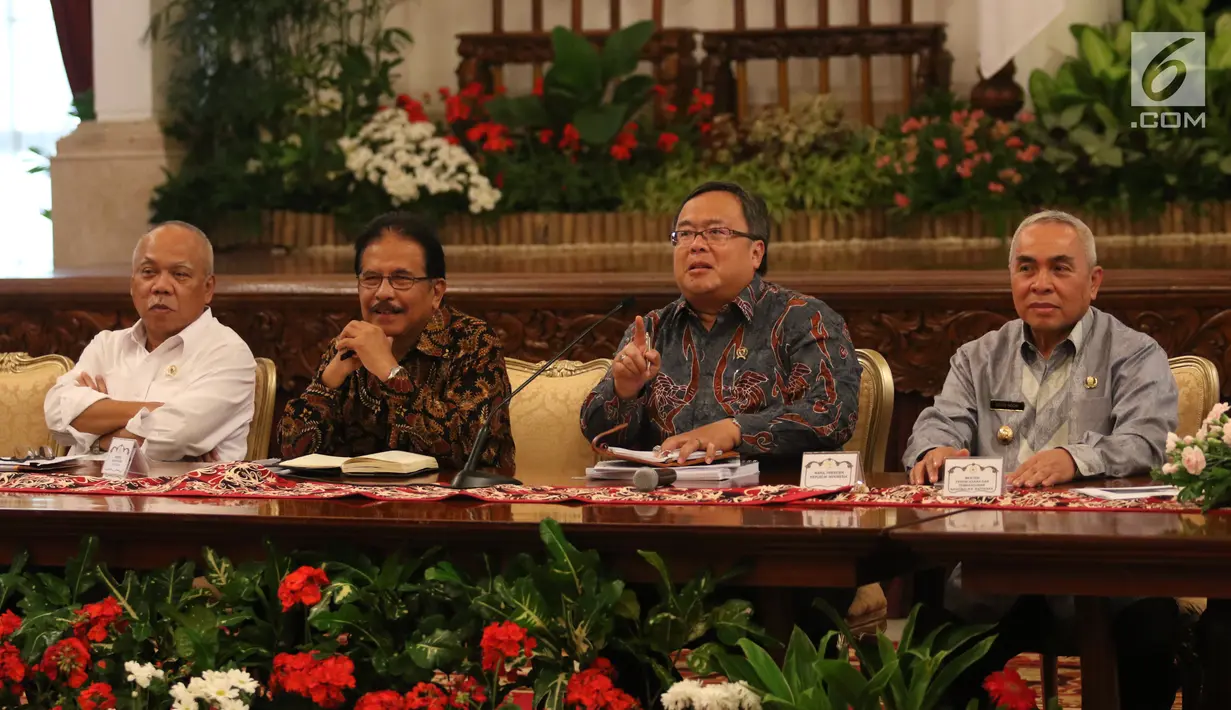 Menteri PPN/Kepala Bappenas Bambang Brodjonegoro (kedua kanan) bersama Menteri ART/Kepala BPN Sofyan Djalil, Gubernur Kaltim Isran Noor dan Menteri PUPR Basuki Hadimudjono saat konferensi pers terkait pemindahan Ibu Kota di Istana Negara, Jakarta, Senin (26/8/2019). (Liputan6.com/Angga Yuniar)