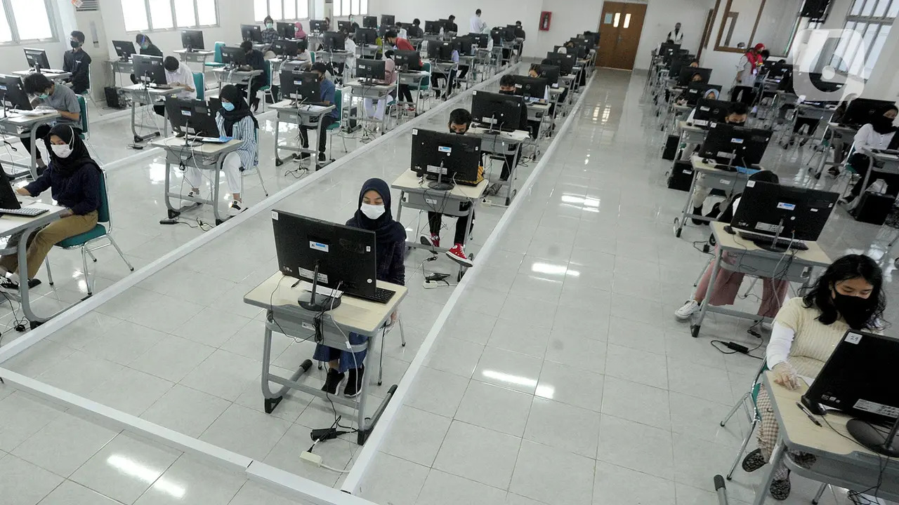 FOTO: Ujian Tulis Berbasis Komputer di Tengah Pandemi COVID-19