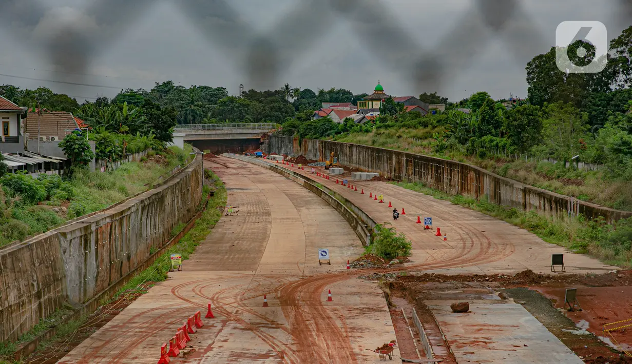 Suasana proyek pembangunan jalan tol ruas Serpong - Cinere di Tangerang Selatan, Banten, Selasa (16/2/2021).  Adanya jalan tol yang menghubungkan Serpong dan Pamulang ini diharapkan menjadi akses tol alternatif menuju Bandara Soekarno-Hatta dan wilayah sekitarnya. (Liputan6.com/Faizal Fanani)