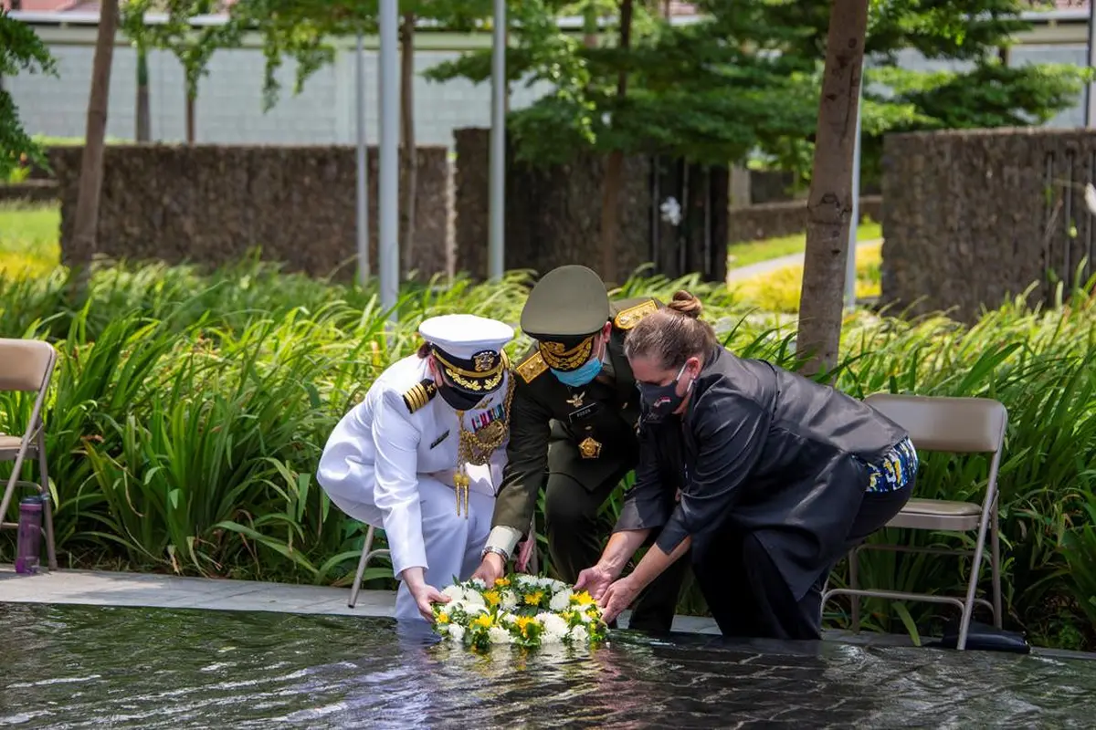 Kedubes AS mengenang kedua kapal tersebut beserta para awak mereka yang berani, dan menatap masa depan seraya bekerja sama dengan para sahabat Indonesia untuk menjadikan situs USS Houston di Teluk Banten sebagai kawasan konservasi (Kedubes AS)