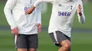 Bek Tottenham Hotspur, Clement Lenglet (kiri) dan striker Bryan Gil ambil bagian dalam sesi latihan tim di Tottenham Hotspur Football Club Training Ground di London utara pada 31 Oktober 2022. Grup D sementara masih dipimpin oleh Tottenham (8 poin), diikuti Sporting Lisbon (7 poin), Eintracht Frankfurt (7 poin), dan Marseille (6 poin). (AFP/Adrian Dennis)