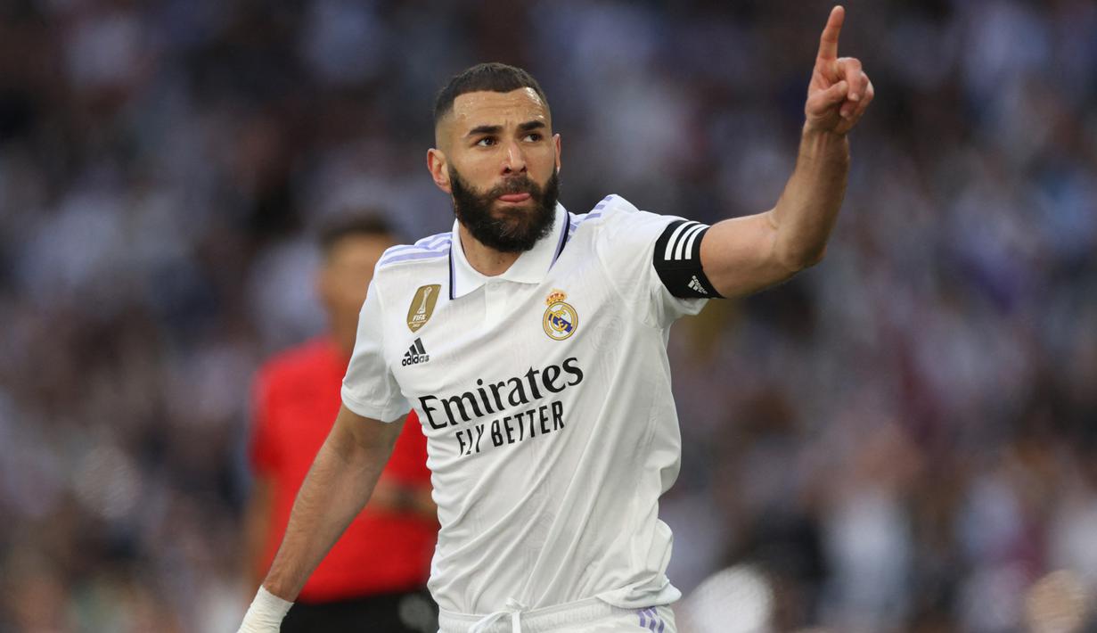 Selebrasi striker Real Madrid, Karim Benzema setelah mencetak gol ke gawang Real Valladolid pada laga Liga Spanyol 2022/2023 di Santiago Bernabeu Stadium, Madrid (2/4/2023). Karim Benzema yang telah membela Real Madrid selama 14 musim sejak 2009/2010 menjadi pemain Prancis dengan jumlah penampilan terbanyak bersama Los Blancos. Hingga kini ia telah tampil dalam 641 laga di semua ajang dengan torehan 349 gol dan 165 assist. (AFP/Thomas Coex)