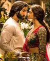 Deepika Padukone dan Ranveer Singh merupakan salah satu pasangan Bollywood yang serasi. Selain itu, pasangan ini dikenal sebagai pasangan yang tertutup soal masalah pribadi. (Foto: zeenews.india.com)