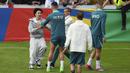 Penggemar mencoba mendekati penyerang Portugal Cristiano Ronaldo selama sesi latihan di Gutersloh, Jerman, Jumat, 14 Juni 2024. (AP Photo/Hassan Ammar)