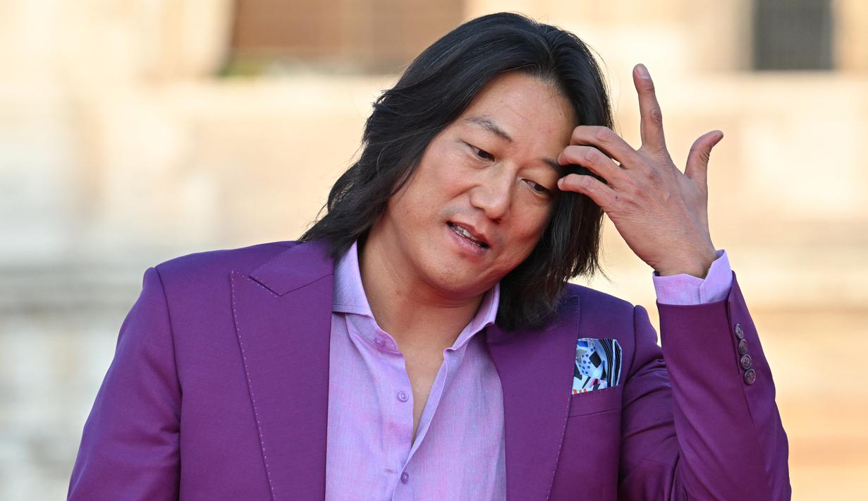 <p>Aktor AS Sung Kang tiba untuk pemutaran perdana film "Fast X", film kesepuluh dalam Fast &amp; Furious Saga, di monumen Colosseum di Roma pada 12 Mei 2023. (AFP/Alberto Pizzoli)</p>