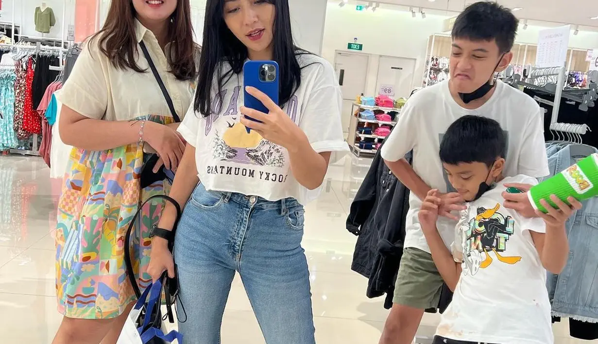 Hesti Purwadinata bersama anak (Instagram/hestipurwadinata)