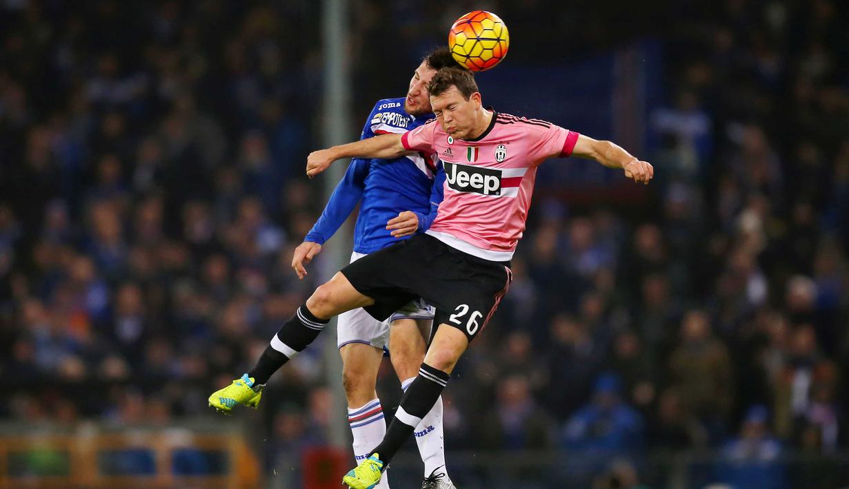 Pemain Juventus, Stephan Lichtsteiner berebut bola dengan pemain Sampdoria Vasco Regini (kiri) pada lanjutan Liga Italia Serie A di Stadion Marassi, Genoa, Senin (11/1/2016) dini hari WIB. (AFP Photo/Marco Bertorello)