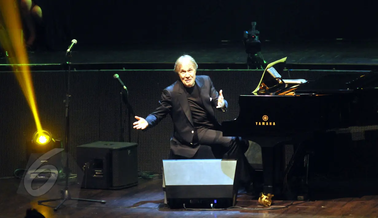 Pianis Richard Clayderman saat menyapa para penggemarnya saat konser eksklusif dirinya di Balai Sarbini, Jakarta, (5/6/2015). Richard Clayderman Pianis legendaris asal Prancis ini tampil selama dua jam. (Liputan6.com/Panji Diksana)