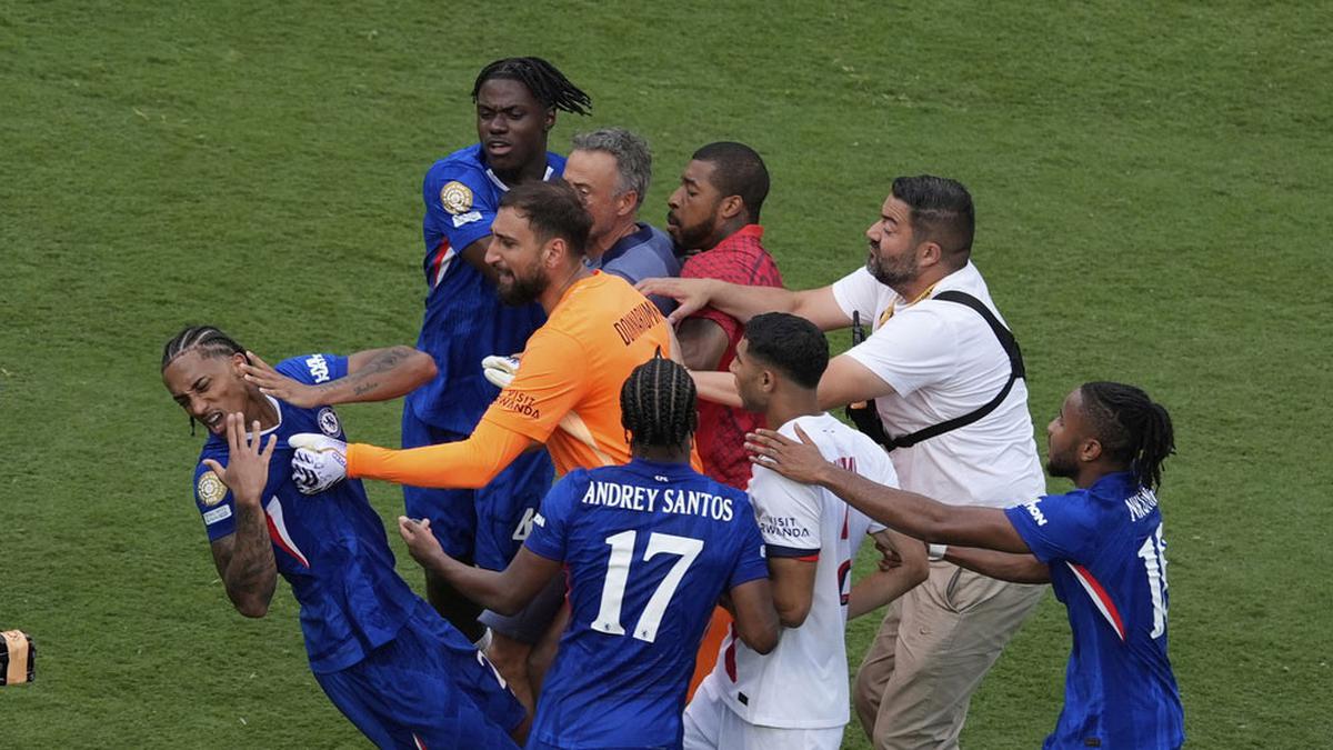 Final Piala Dunia Antarklub Ricuh! Luis Enrique vs Joao Pedro Gelut Usai Chelsea Taklukkan PSG