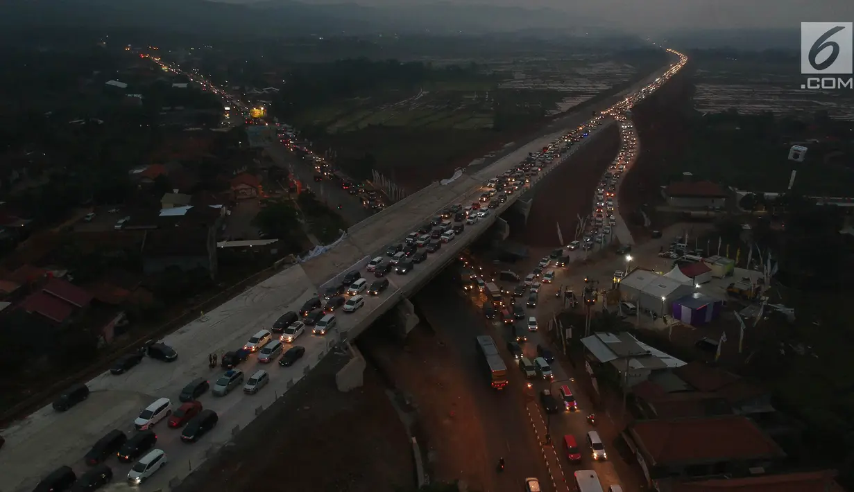 Foto udara kepadatan pemudik untuk keluar dari ruas Tol Batang-Semarang menuju jalur Pantura Batang-Kendal di Kali Kuto, Gringsing, Kabupaten Batang, Jawa Tengah, Senin (11/6). (Liputan6.com/Arya Manggala)