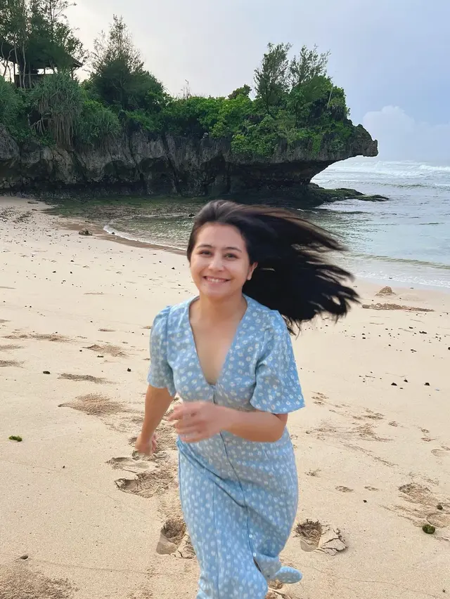 6 Potret Prilly Latuconsina di Jogja, Seru Main ke Pantai Hingga di Warung Kopi
