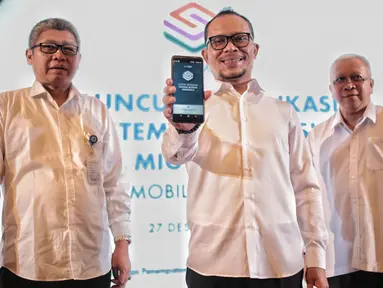 Menteri Ketenagakerjaan Hanif Dhakiri bersama jajarannya menunjukan aplikasi SIPMI saat peluncuran Aplikasi Sistem Informasi Pekerja Migran Indonesia di Kementerian Ketenagakerjaan, Jakarta, Kamis (27/12). (Liputan6.com/Faizal Fanani)