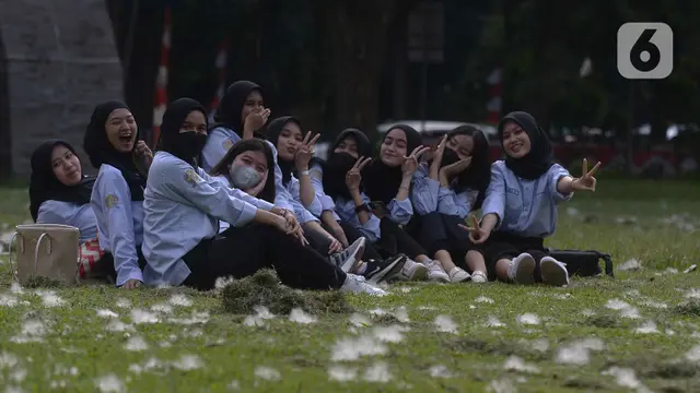 Guguran Kapas di Kampus IPB Jadi Lokasi Swafoto