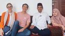 Melalui akun Instagram pribadinya, Daniel Mananta bersama sang istri terlihat berkunjung ke kediaman Ustaz Abdul Somad. Kebersamaan kedua pasang selebriti ini pun langsung mencuri perhatian banyak netizen. (Liputan6.com/IG/@vjdaniel)