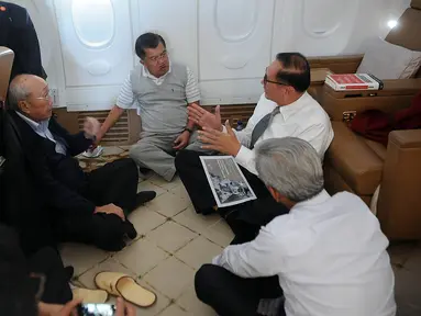 Wakil Presiden Jusuf Kalla berdiskusi bersama Staf Khusus dan Deputi Wakil Presiden sambil lesehan di Kabin Pesawat Khusus Kepresidenan BBJ-2 dalam penerbangan menuju Mongolia, Kamis (14/7). (Foto: Tim Media Wapres)