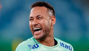 Pemain Brasil Neymar tertawa saat sesi latihan di Cuiaba, Brasil, Rabu (11/10/2023). Brasil akan menghadapi Venezuela dalam pertandingan sepak bola kualifikasi Piala Dunia 2026 pada Kamis 12 Oktober 2023 waktu setempat atau Jumat 13 Oktober 2023 pukul 07.30 WIB. (AP Photo/Andre Penner)