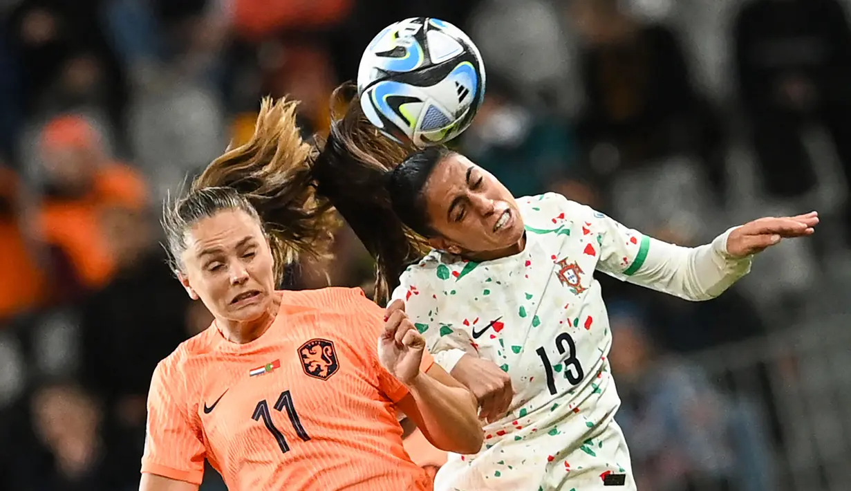 Pemain Portugal, Fatima Pinto (kanan) berebut bola dengan pemain Belanda, Lieke Martens pada laga Grup E Piala Dunia Wanita 2023 di Dunedin Stadium, Dunedin, Selandia Baru, 23 Juli 2023. (AFP/Sanka Vidanagama)