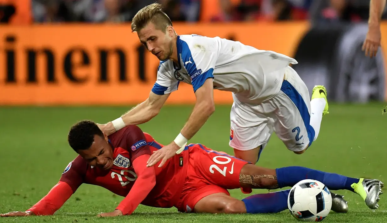 Pemain Inggris, Dele Alli (kiri), berebut bola dengan pemain Slovakia, Peter Pekarik, pada laga terakhir Grup B Piala Eropa 2016 di Stade Geoffroy-Guichard, Saint-Etienne, Selasa (21/6/2016) dini hari WIB. (AFP/Jeff Pachoud)