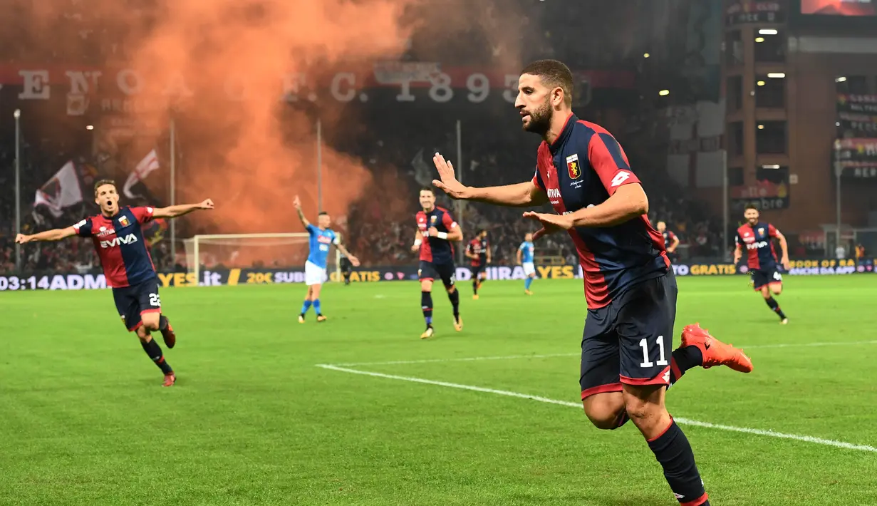 Pemain Genoa, Adel Taarabt merayakan golnya ke gawang Napoli pada lanjutan Serie A di Luigi Ferraris stadium, Genoa, (25/10/2017). Napoli menang 3–2. (AFP/Vincenzo Pinto)