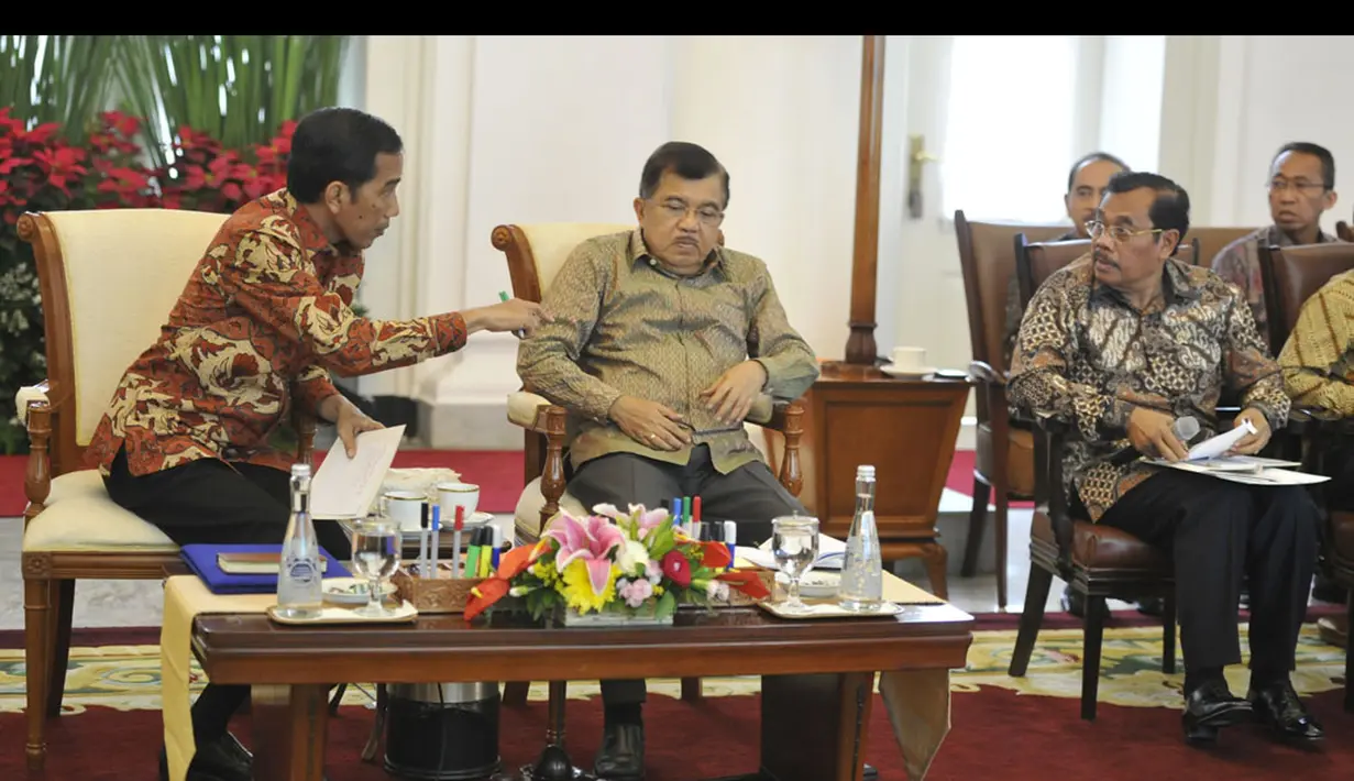 Presiden Joko Widodo (kiri) berbincang dengan Jaksa Agung, M Prasetyo (kanan) disaksikan Wapres Jusuf Kalla (tengah) saat pertemuan dengan Kepala Kejaksaan Tinggi seluruh Indonesia di Istana Bogor, Jabar, Jumat (28/11). (ANTARA FOTO/Andika Wahyu)