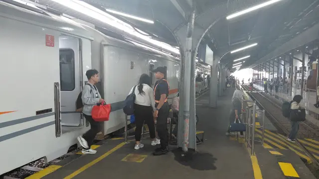 Para penumpang turun  dari Kereta Api di Staisun Jember  (Istimewa)