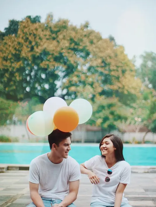 Masih dengan kaus putihnya, namun kali ini hanya dipadukan dengan jeansnya. Cut Syifa memang terlihat sangat santai saat bersama Rizky Nazar kali ini. (Instagram/cutsyifaa)