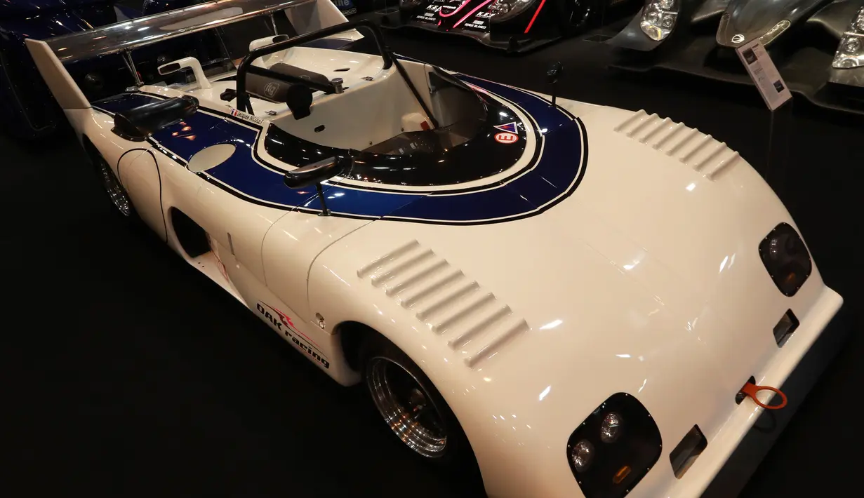 Tampilan mobil March 74s dari tahun 1974 yang dipajang dalam pameran Retromobile Paris Expo di Porte de Versailles di Paris, Prancis (6/2). Acara ini jadi ajang berkumpulnya para penggemar otomotif bergaya klasik dan retro. (AFP Photo/Jacques Demarthon)