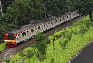 KRL melintas di samping taman yang berada di kawasan Rawajati, Jakarta, Rabu (17/5). Lahan seluas 2.200 meter persegi di bantaran rel KA yang dulu kumuh kini telah menjadi ruang terbuka hijau baru di Ibu Kota. (Liputan6.com/Immanuel Antonius)