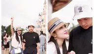 Jarang pamer kemesraan, Sandra Dewi dan Harvey Moeis liburan romantis di Disneyland tanpa anak. Sumber: IG @sandradewi88