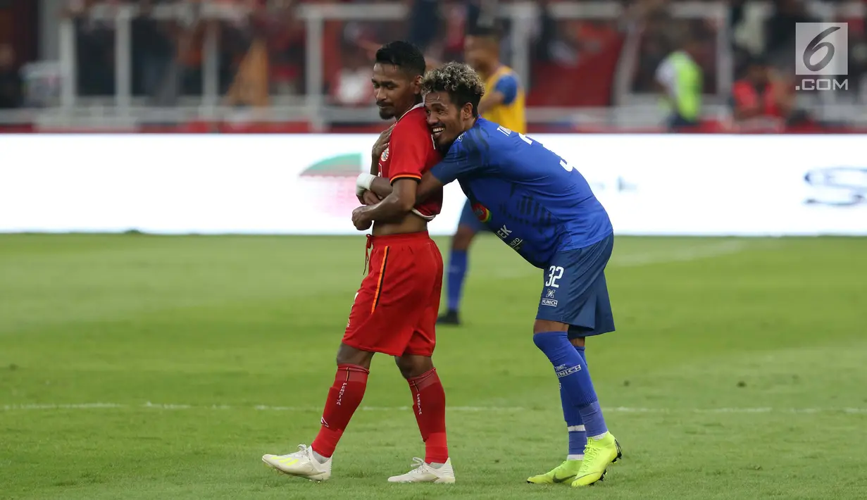 Gelandang Arema FC, Alvin Tuasalamony (kanan) menghibur pemain tengah Persija, Ramdani Lestaluhu usai laga lanjutan Shopee Liga 1 Indonesia 2019 di Stadion Gelora Bung Karno, Jakarta, Sabtu (3/8/2019). Laga berakhir imbang 2-2. (Liputan6.com/Helmi Fithriansyah)
