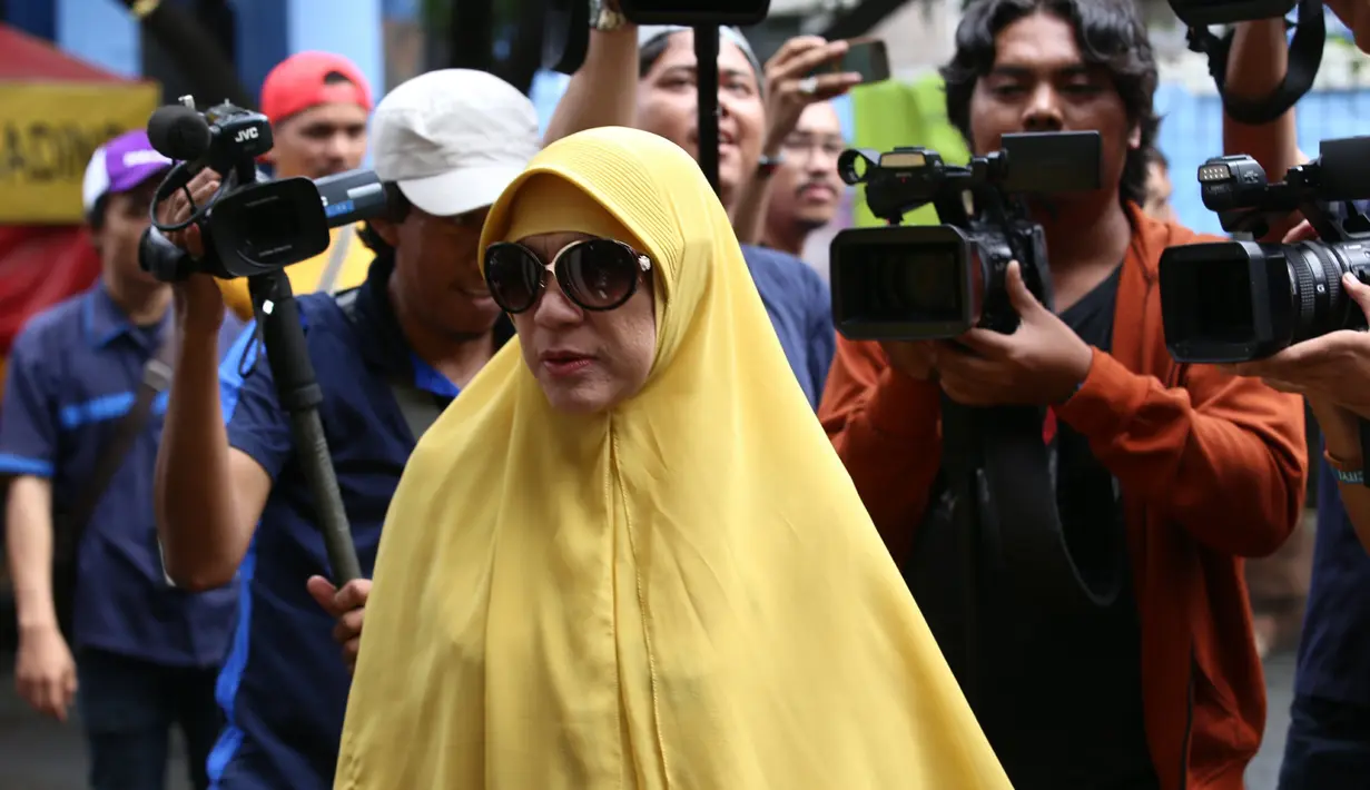 Jarang terlihat di layar kaca, Dorce pun tampil dengan busana yang syar'i. Saat menjenguk Saipul Jamil di Polsek Kelapa Gading pada tahun 2016, Dorce tampil dengan jilbab warna kuning dan kacamata hitamnya. (kapanlagi/Agus Apriyanto)