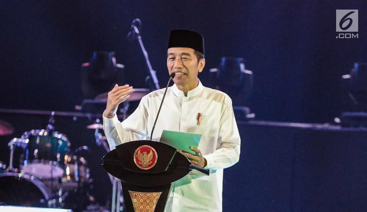 Presiden Joko Widodo memberikan paparan saat menghadiri konsolidasi calon legislatif Partai Kebangkitan Bangsa (PKB) Pemilu 2019 sekaligus haul Abdurrahman Wahid, Gus Dur di Balai Sarbini, Jakarta, Senin (17/12). (Liputan6.com/Faizal Fanani)