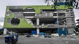 Foto ini menunjukkan bangunan yang rusak setelah gempa bumi berkekuatan magnitudo 7,8 di Kota General Santos, Filipina, pada Senin 8 Juni 2026. (Edwin Espejo/AFP)