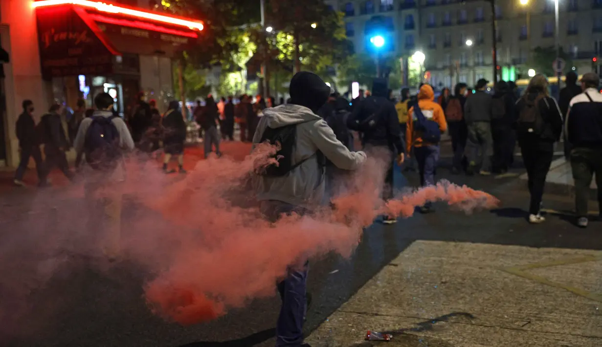 Untuk mengantisipasi segala kemungkinan, pemerintah Prancis menyiagakan 80.000 aparat, unit anti huru-hara, drone, dan kendaraan lapis baja. (GEOFFROY VAN DER HASSELT/AFP)