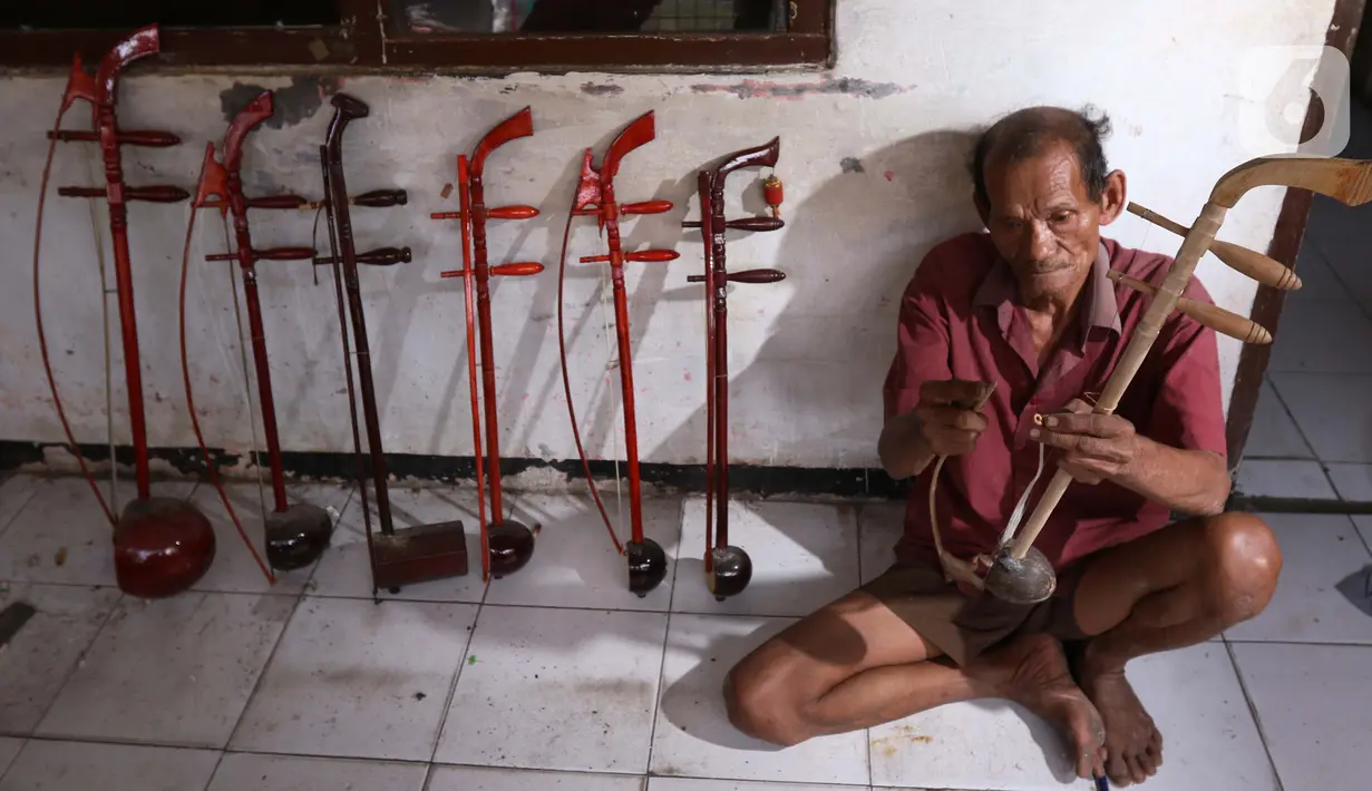 Ghohyong seorang pria tua saat menyelesaikan pembuatan alat musik Tehyan khas Tionghoa di Neglasari, Kota Tangerang (5/2/2021). Akibat pandemi Covid-19 membuat pria tua tersebut tidak menerima orderan pembuatan alat musik Tehyan.  (Liputan6.com/Angga Yuniar)