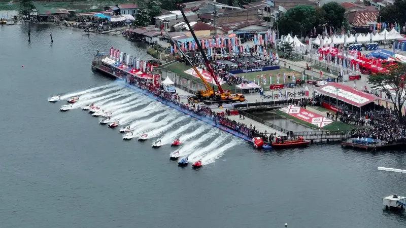 Kejuaran F1 Powerboat (F1H2O) 2024 di Danau Toba, Balige, Sumatera Utara, 2-3 Maret 2024. PLN memasok gelaran tersebut dengan listrik hijau yang bersumber dari pembangkit berbasis energi baru dan terbarukan (EBT). (Dok PLN)