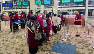 Jemaah Umrah memadati imigrasi Bandara Soekarno-Hatta Tangerang. (Liputan6.com/Pramita Tristiawati)
