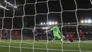 Penyerang Liverpool, Sadio Mane, mencetak gol ke gawang Crvena Zvezda pada laga Liga Champions, di Stadion Anfield, Rabu (24/10/2018). Liverpool menang 4-0 atas Crvena Zvezda. (AP/Jon Super)