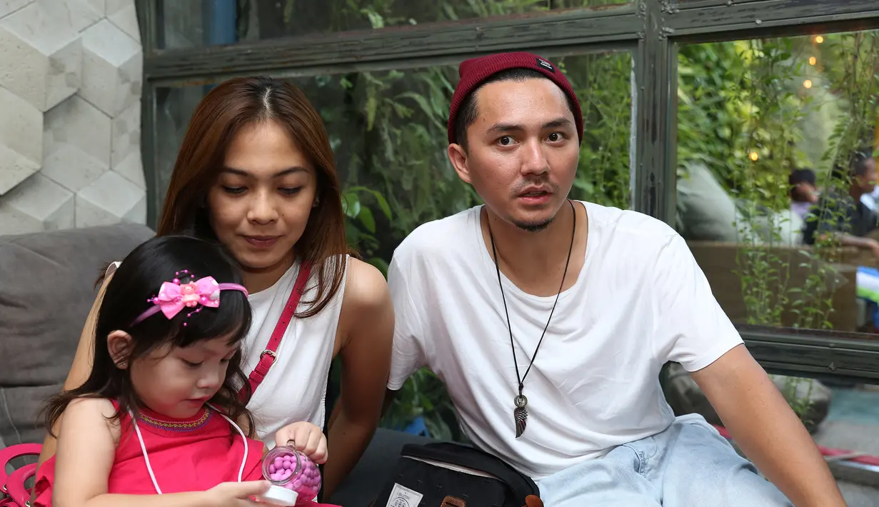 "Ikutin program juga. Rencana maunya punya anak cowok, soalnya biar lengkap yang pertama kan perempuan. Tapi ya sedikasihnya aja," ucap Dian. (Andy Masela/Bintang.com)