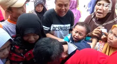 Demi menebus beras murah yang dijual sebelum Lebaran, warga berdesakkan hingga bocah yang ikut antre pun terjepit.